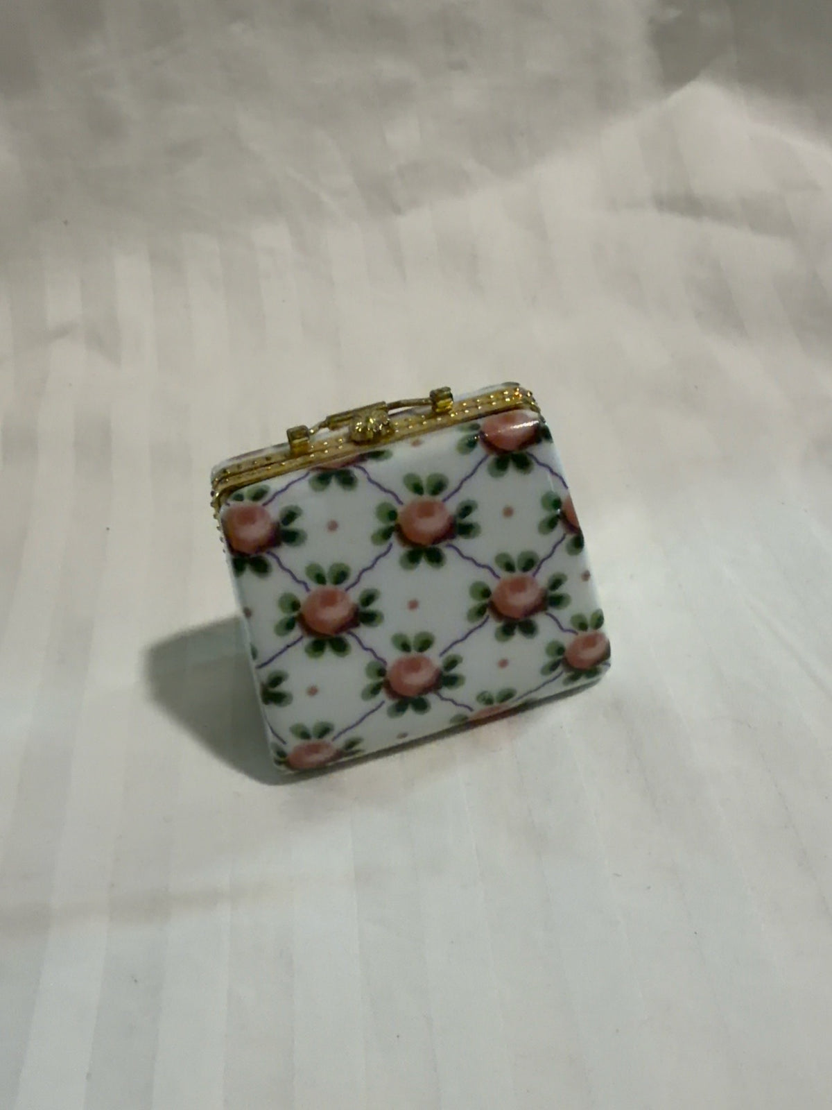 Hand-Painted Porcelain Handbag Trinket Box – Rose Lattice Pattern with Brass Frame